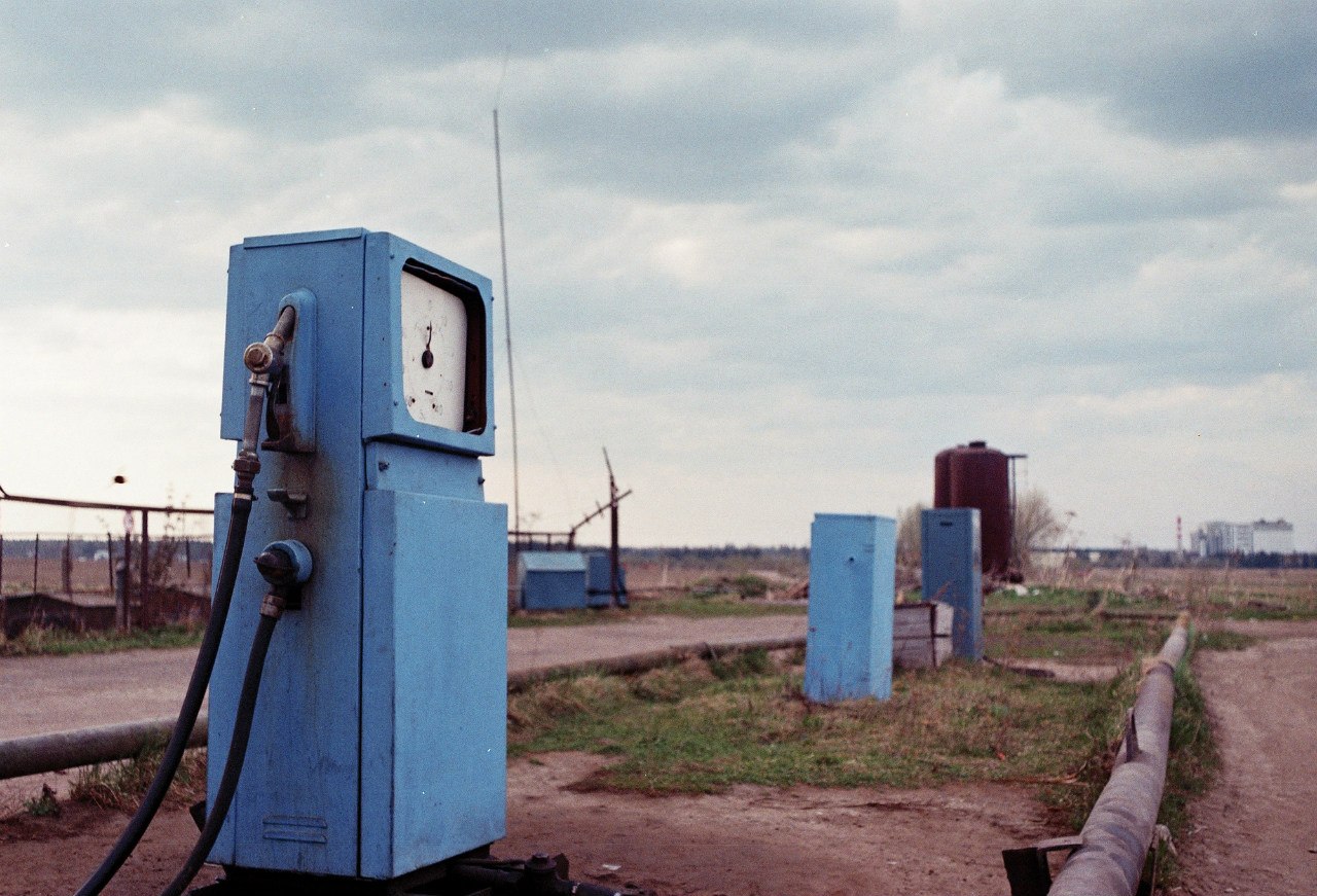 photo "Abandoned gas station" tags: street, misc., 35мм, Зенит, аналоговая фотография