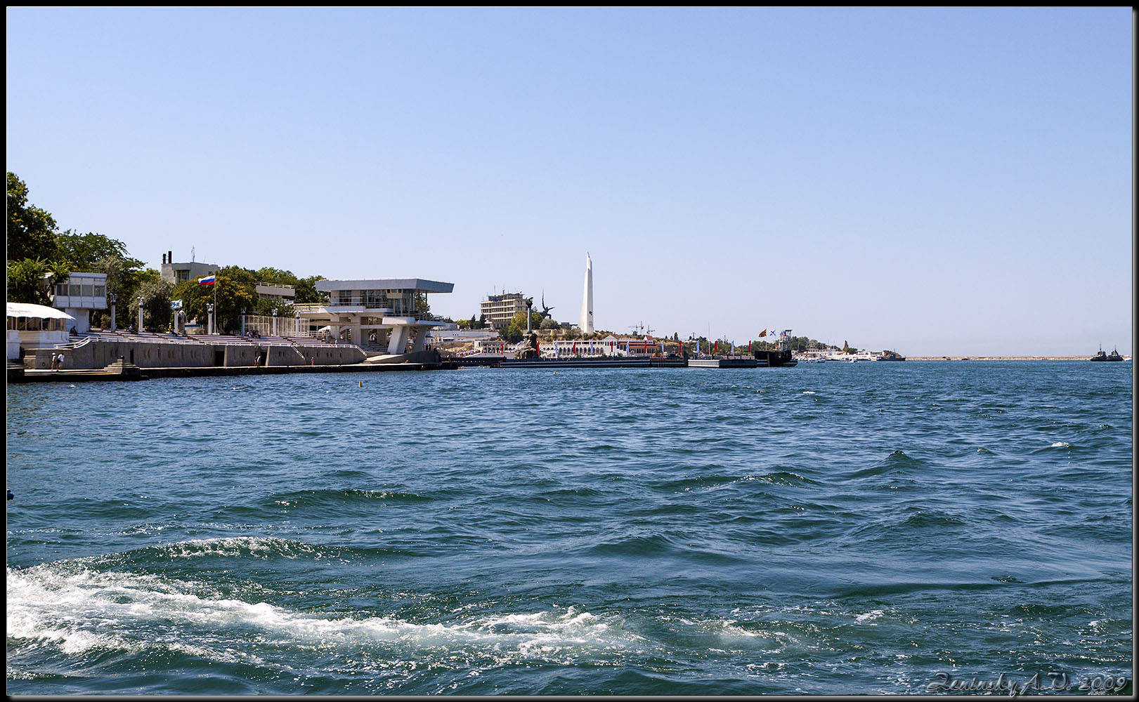 photo "In Sevastopol bay" tags: landscape, travel, architecture, Europe, building, sea, summer, water, Набережная