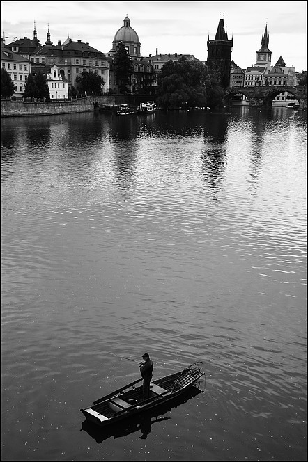 фото "Башне, дома и рыбак" метки: черно-белые, город, Prag, Praha, Прага