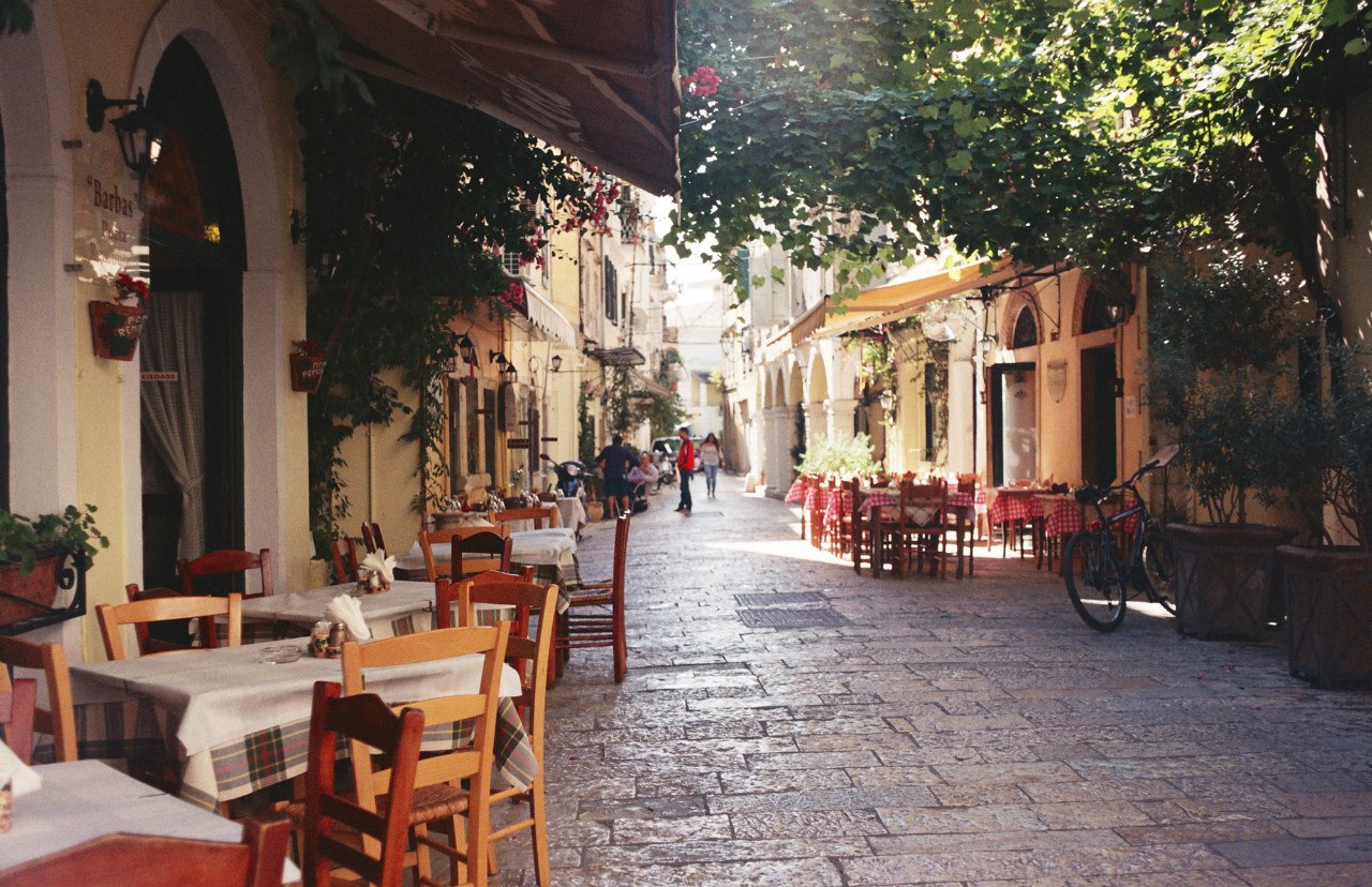 photo "Sirtaki" tags: city, travel, street, 35мм, Greece, summer, sun, Зенит, аналоговая фотография