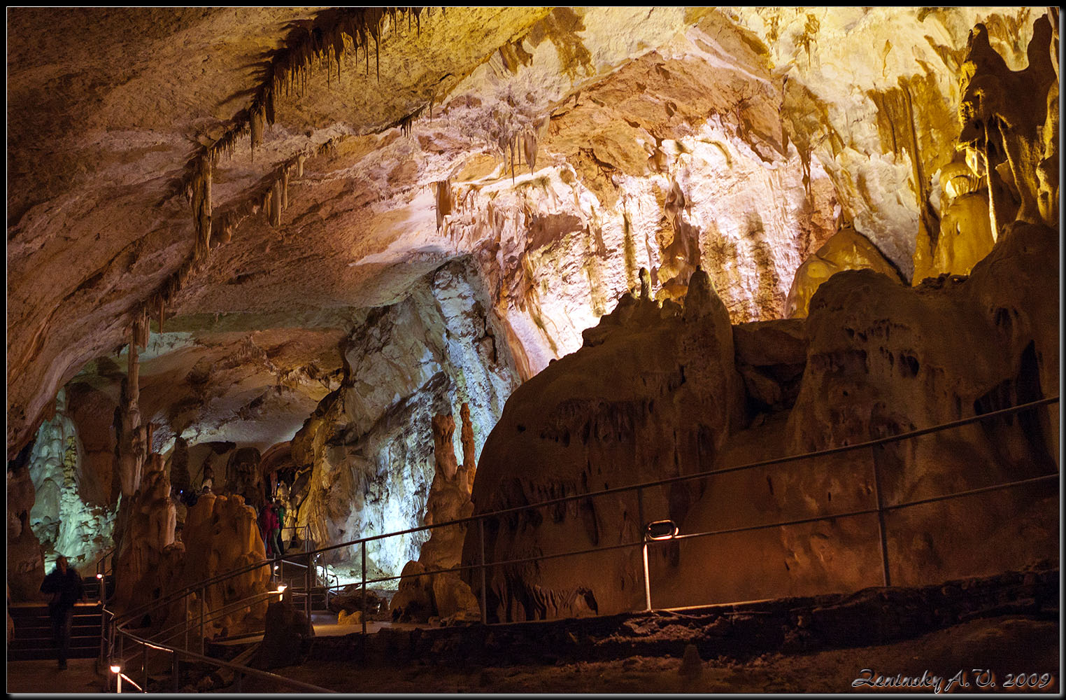 photo "In the kingdom of underground silence." tags: nature, travel, misc., Europe, caverns, people, tourist