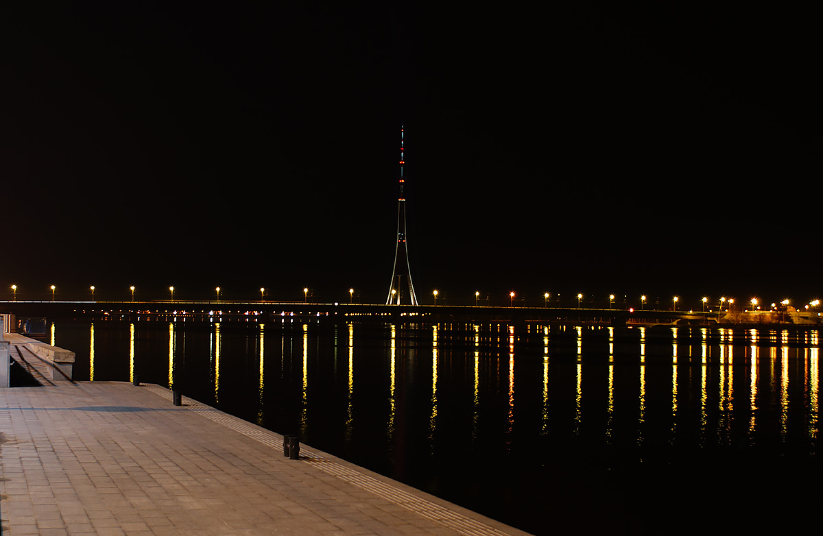 photo "Ночная Рига" tags: landscape, architecture, bridge, night, river, телебашня