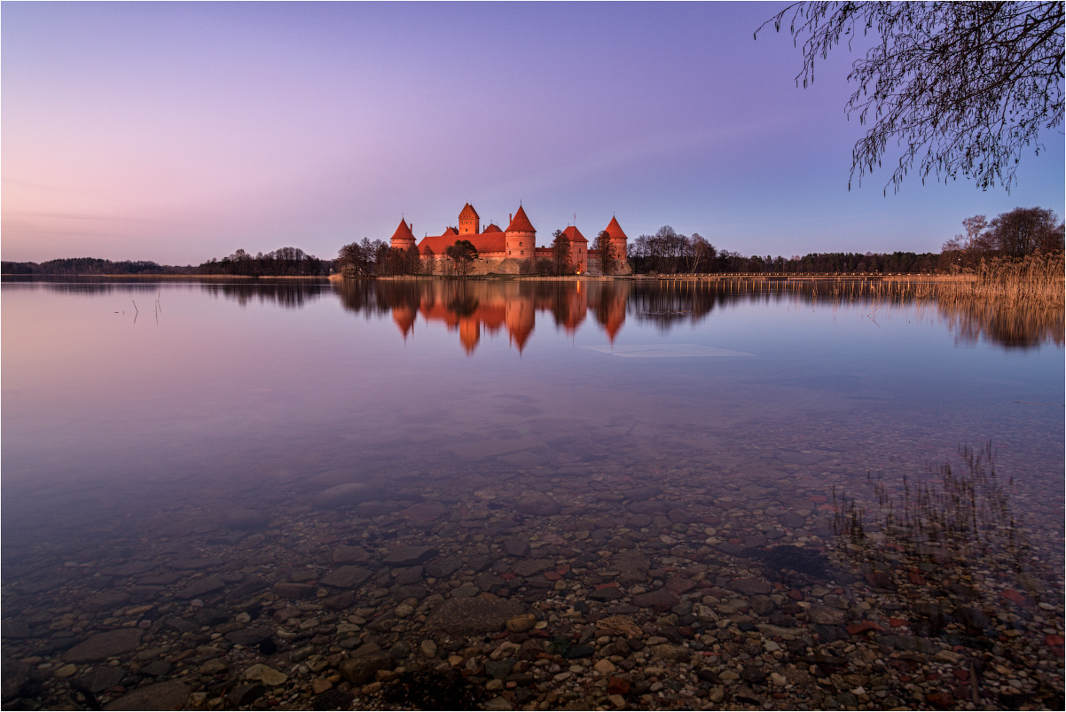 фото "Вечерний Тракай" метки: пейзаж, архитектура, природа, Гальве, Литва, Тракай, закат, небо, озеро, отражение