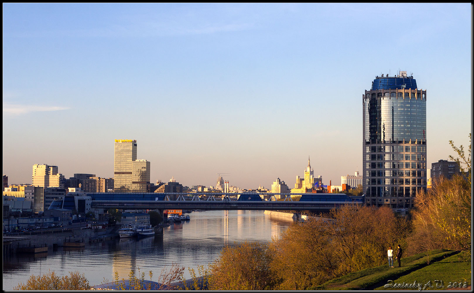 photo "At sunset ..." tags: landscape, architecture, city, Europe, Moscow, building, people, spring, sunset, tower, water, Набережная