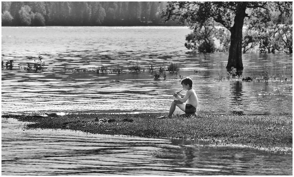 фото "...." метки: жанр, черно-белые, Азия, Алтай, Россия, Телецкое озеро, вода, дети, люди, озеро