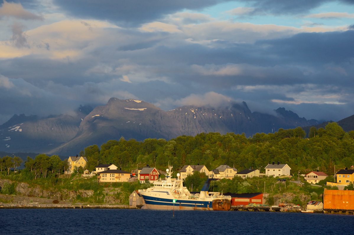 photo "Between sea and mountains" tags: landscape, travel, evening, mountains, sea, ship, поселок, причал