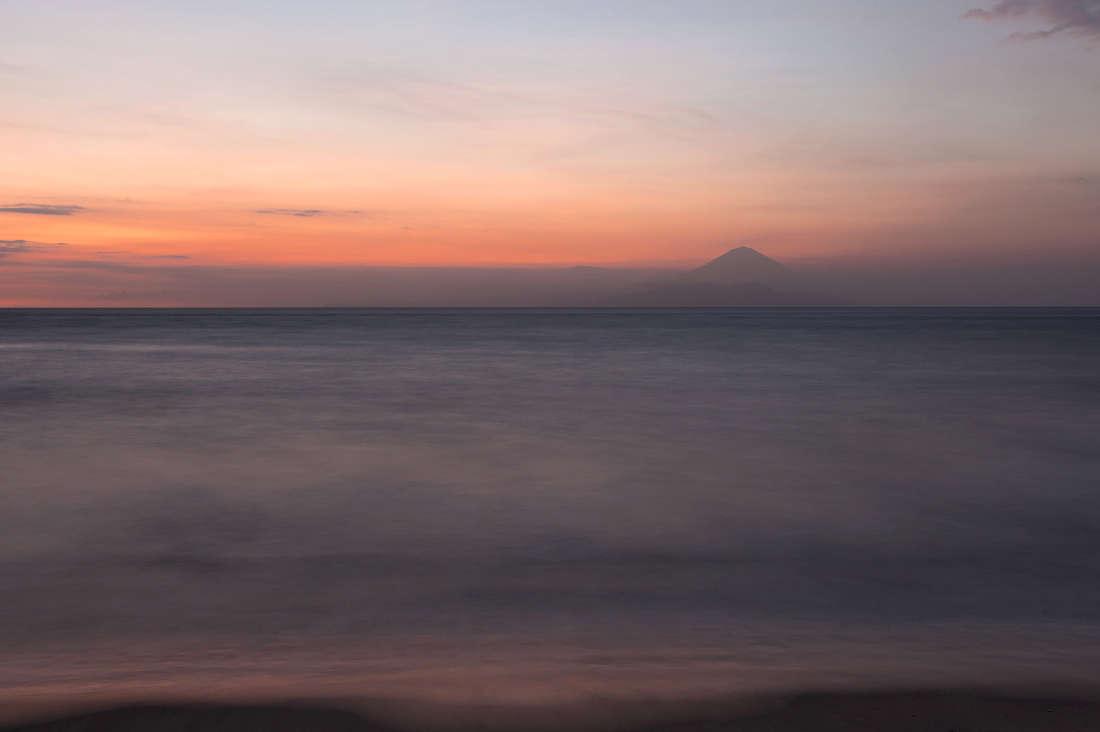photo "***" tags: landscape, fog, sea, sunset, Индонезия, волны, вулкан