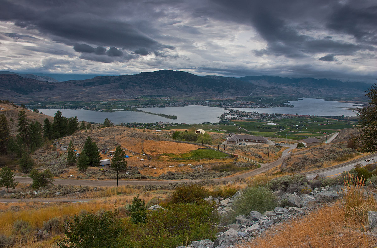 photo "Heavy sky over lake town" tags: landscape, 