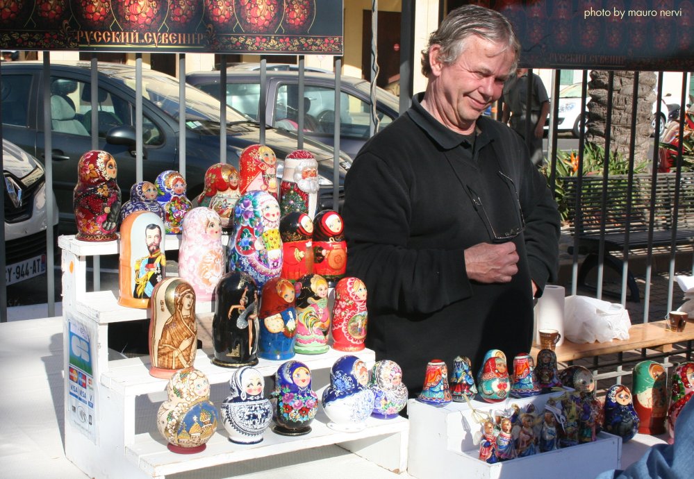 photo "the seller of russian souvenirs" tags: street, 