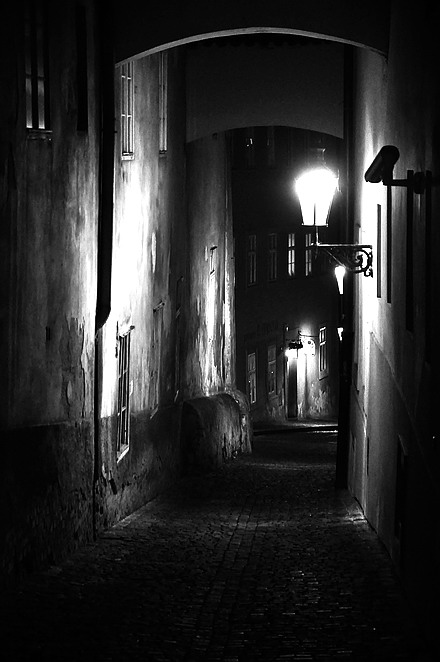 photo "Hочная улочка-27" tags: black&white, Prag, Prague, Praha