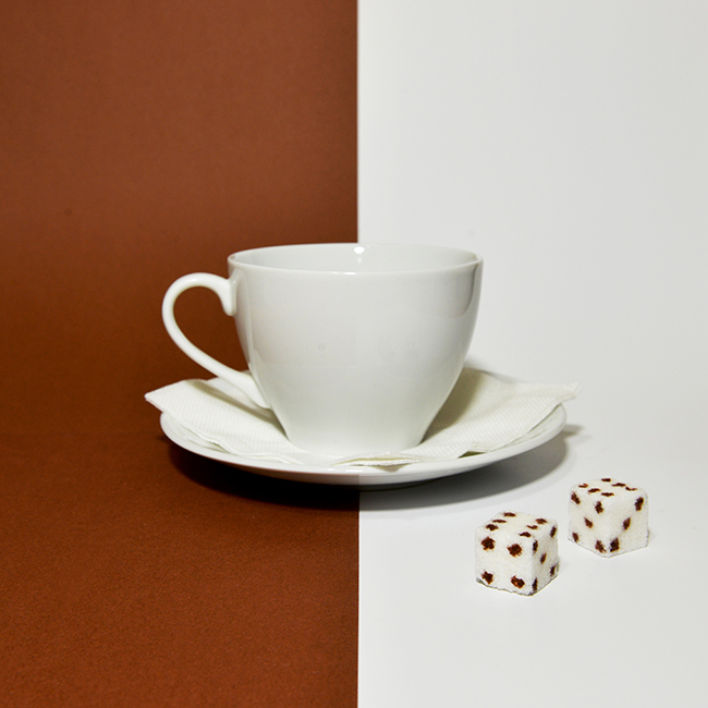 photo "Gambling" tags: still life, black&white, misc., coffee, cup, morning, Кофе, азарт, бодрость, завтрак, игра, игрок, кости, кубики, напиток, сахар, чай, чашка