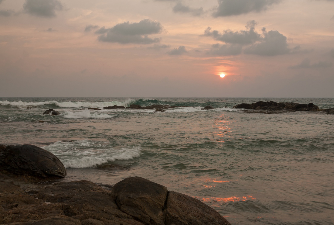 фото "Розовая дорожка заката" метки: пейзаж, путешествия, Индийский, Шри Ланка, волны, дорожка, закат, камни, океан, солнце