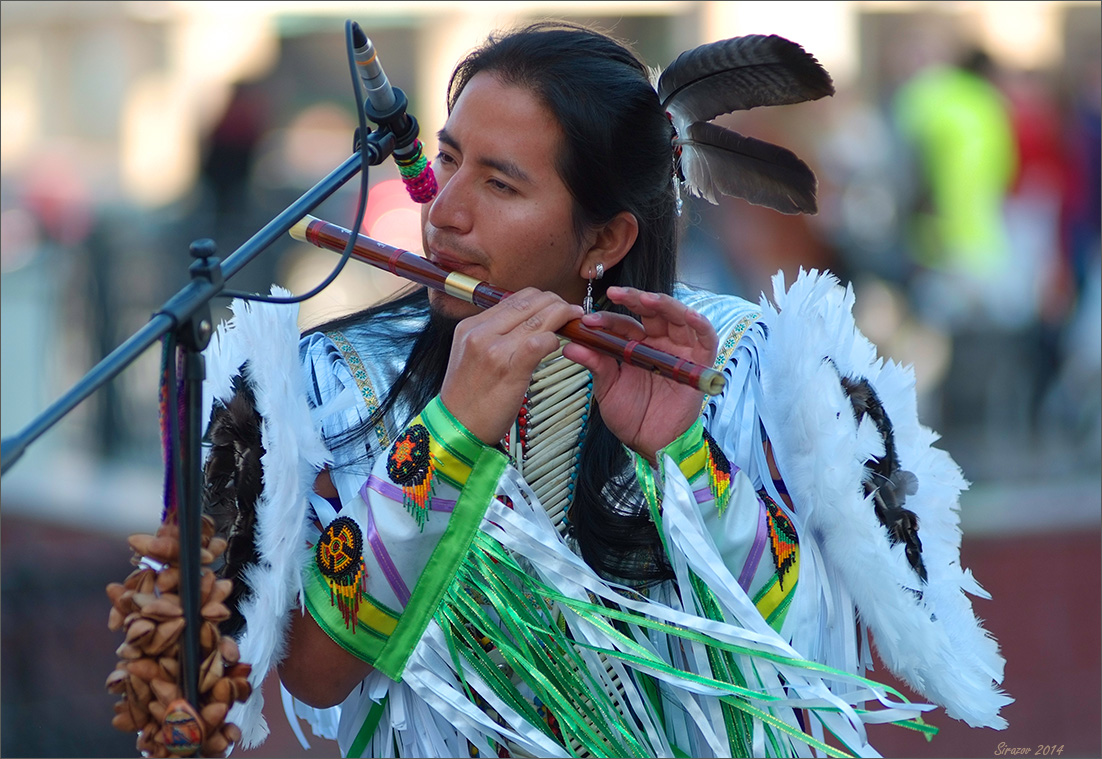 Индеец музыкант. Эквадорцы народы Южной Америки. Индейцы Рунас Эквадор. Индейцы кечуа из Эквадора. Ассимилированные индейцы Эквадора.