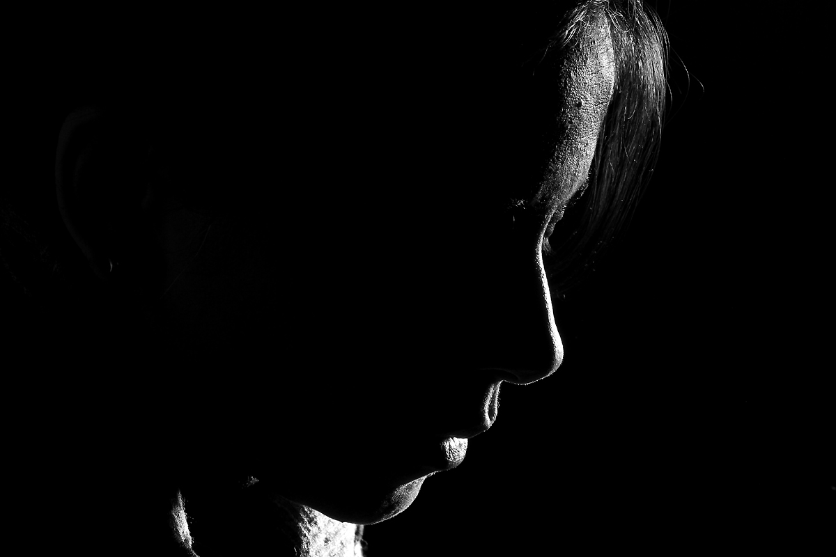 photo "light in dark" tags: portrait, black&white, technics, woman