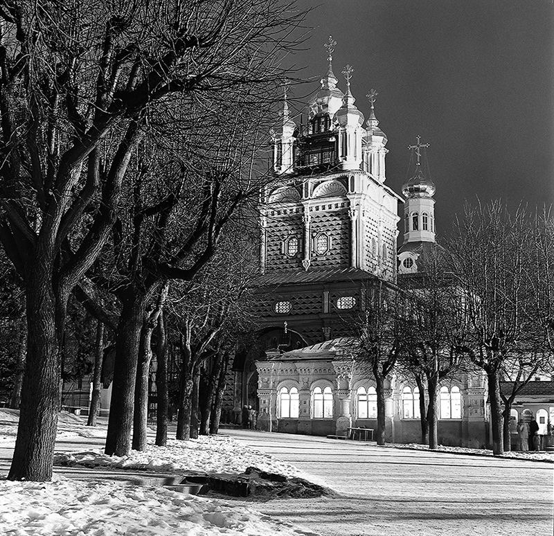 photo "***" tags: architecture, black&white, city, night, winter, Предтеченский храм, Троица-Сергиева лавра