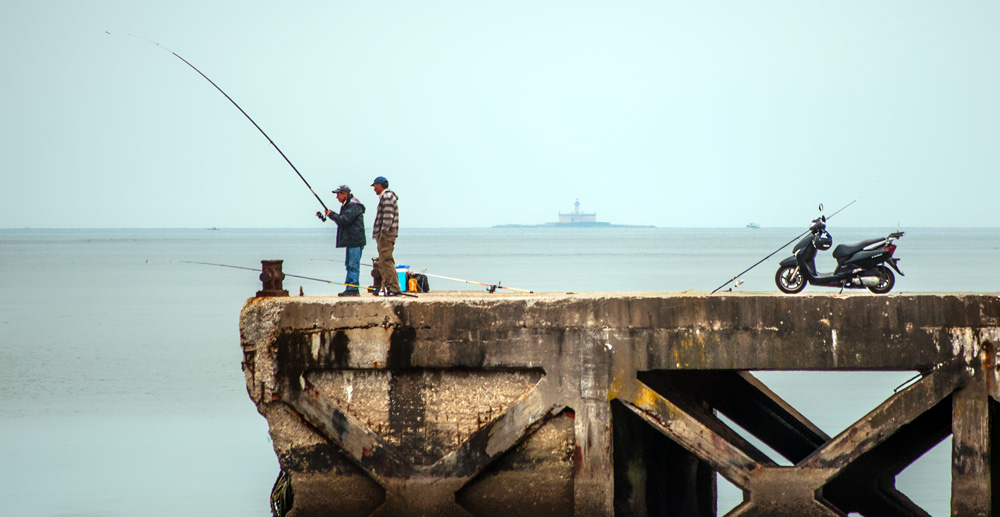 photo "Parking" tags: landscape, architecture, panoramic, Europe, Lisbon, Quay, coast, coastline, fishing parking, harbour, ocean, pier, portugal, seas, water