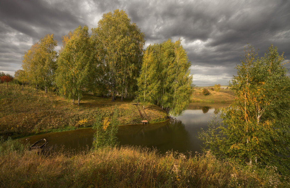 photo "***" tags: landscape, autumn, forest, grass, lake, деревья, мостик, тучи