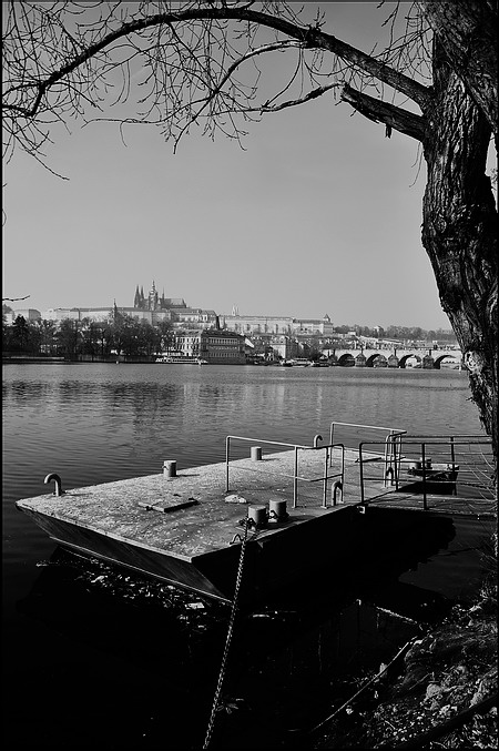 photo "Градчаны и мол" tags: black&white, Prag, Prague, Praha