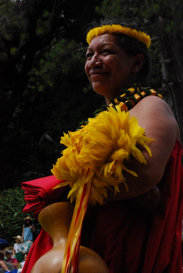 photo "The performer." tags: portrait, travel, Hula dancer