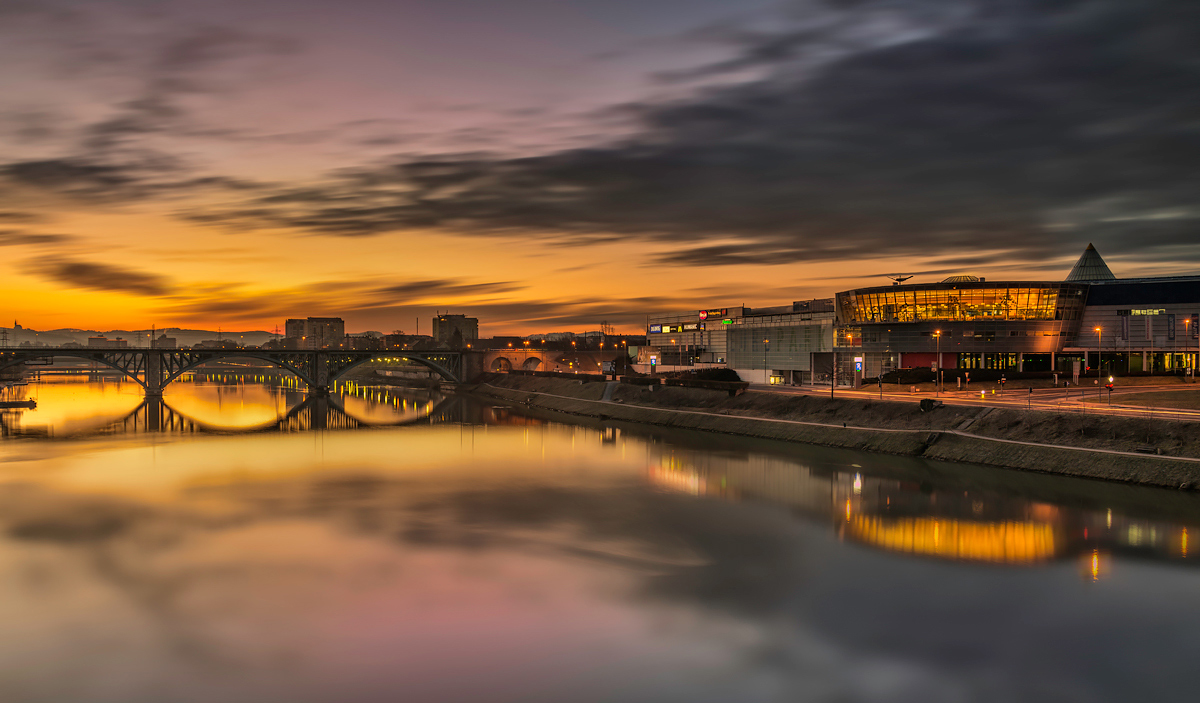 photo "Maribor sunrise" tags: landscape, travel, city, Slovenia, bridge, maribor, river, sunrise