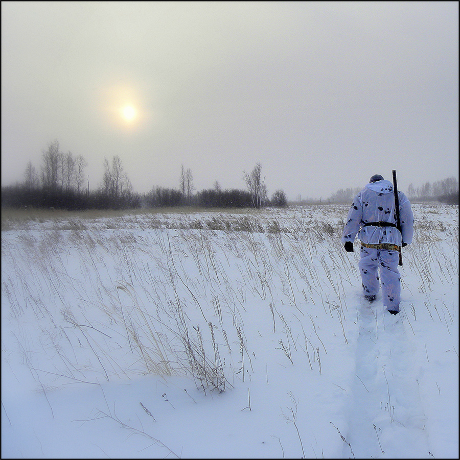 photo "wintry" tags: nature, genre, landscape, forest, man, sunset, winter, пасмурно