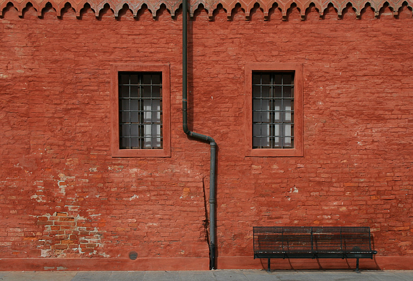 photo "red wall" tags: architecture, reporting, Italy, red