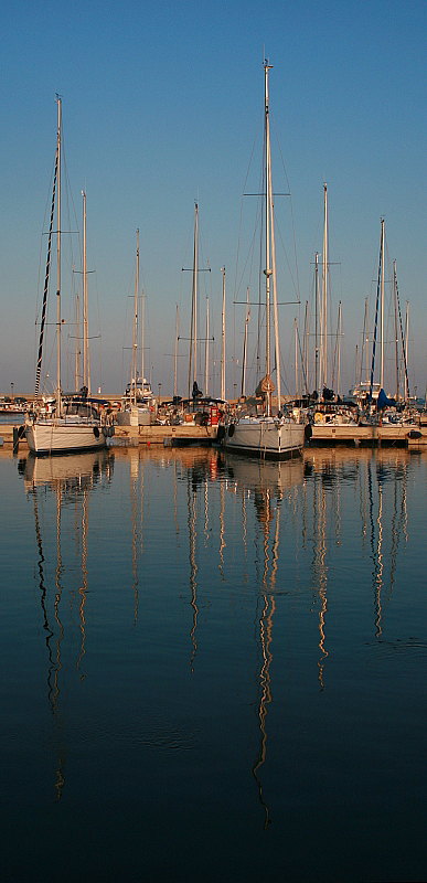 фото "Sailboats #4" метки: натюрморт, техника, Italy, Varazze, sailboat, sea, вода, отражения