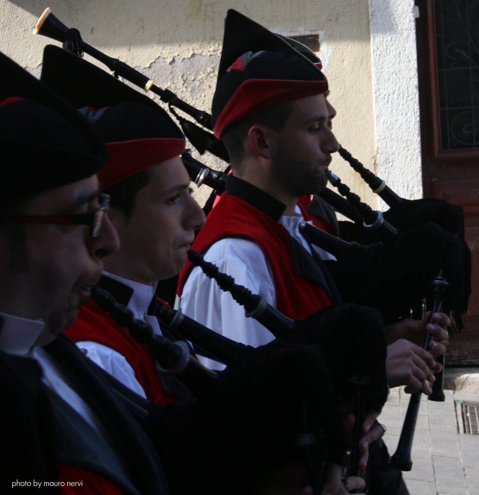 photo "bagpipes on the road" tags: reporting, 