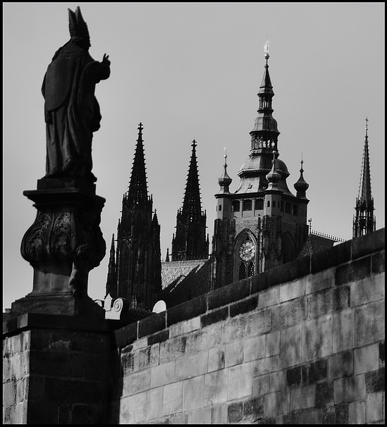 photo "Cтатуя и башни" tags: architecture, black&white, Prag, Prague, Praha
