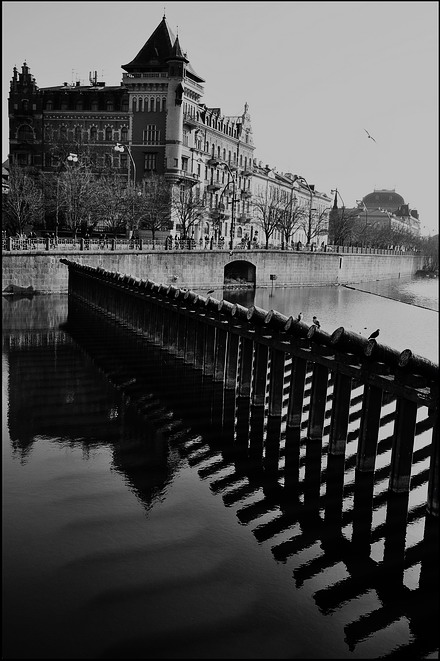 photo "Hабережная и барьеры" tags: black&white, Prag, Prague, Praha