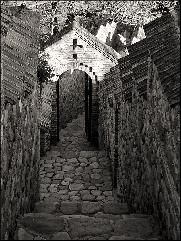 photo "Steps down to Nino's Spring" tags: architecture, black&white, Bodbe, Georgia, Sighnaghi