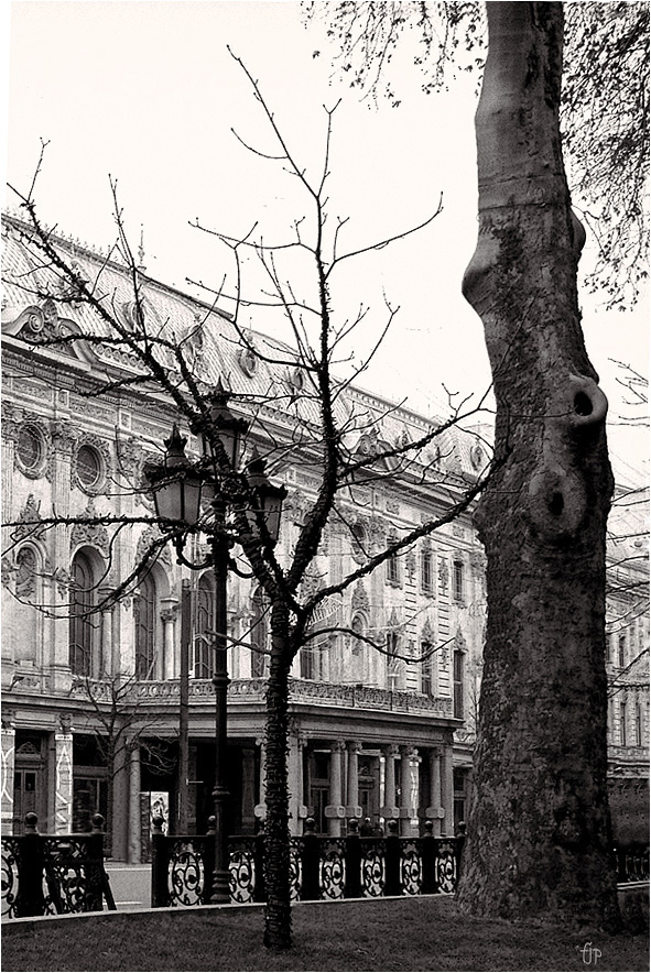 photo "***" tags: black&white, architecture, Rustaveli Theatre, Tbilisi
