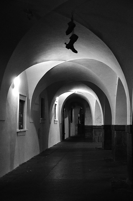 photo "Ночной аркадa и ботинки" tags: black&white, Prag, Prague, Praha