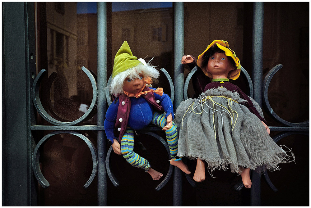 фото "Куклы." метки: стрит-фото, путешествия, портрет, Европа, здание, монако, окно, туризм