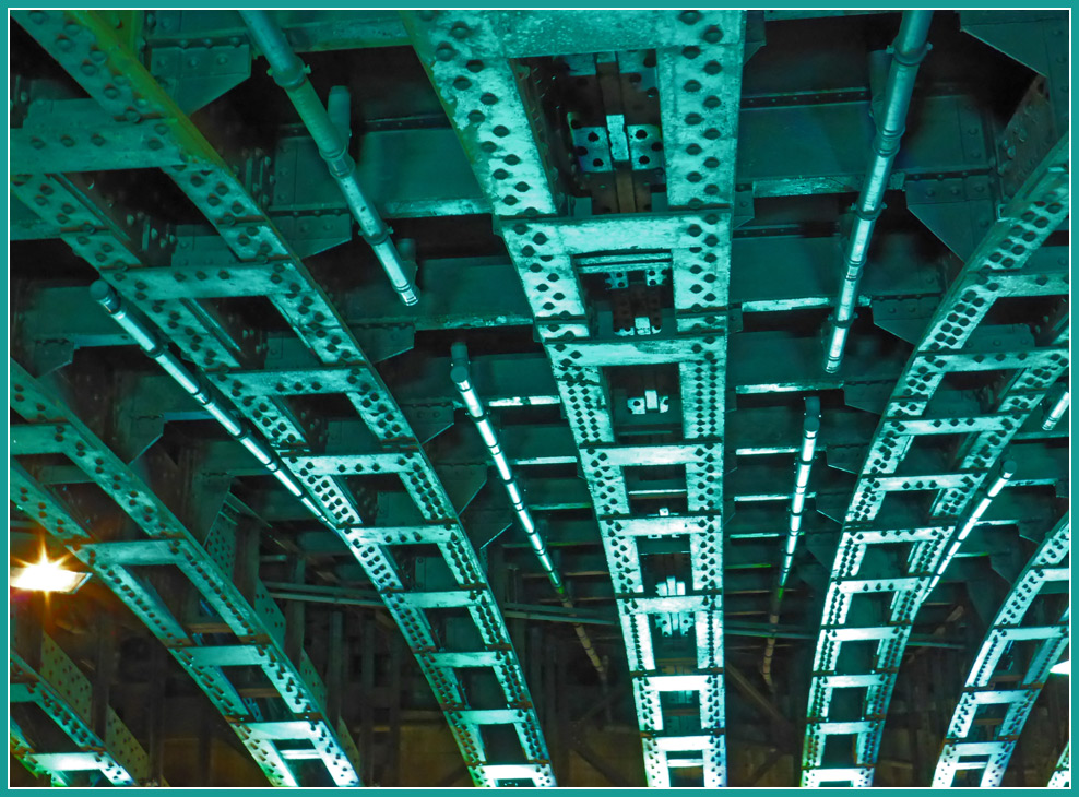 photo "Bridge in Green" tags: city, technics, architecture, 