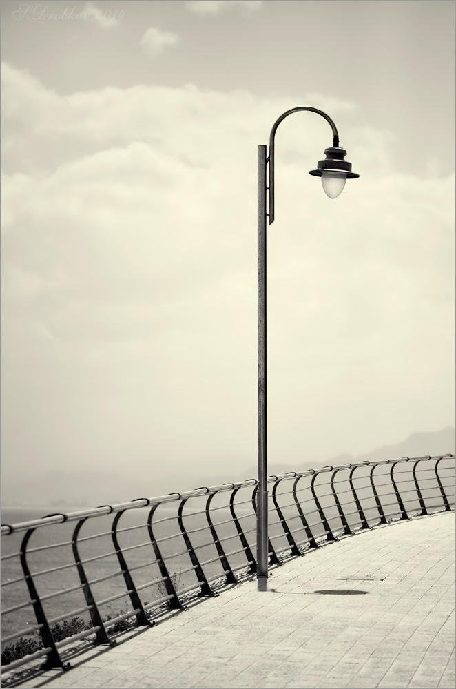 фото "Томный полдень" метки: город, черно-белые, пейзаж, Европа, Набережная, весна, море, облака, полдень, столб