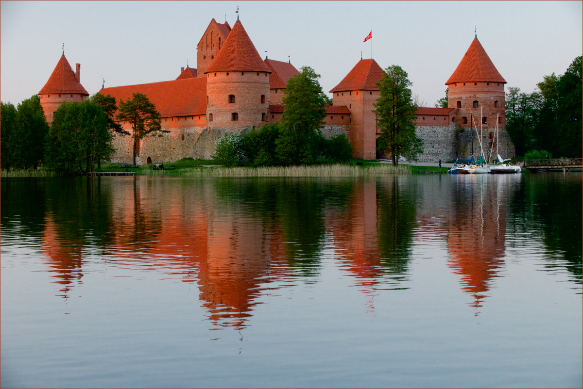 photo "In the evening light" tags: landscape, travel, architecture, evening, reflections, Тракай, Тракайский замок, крепость