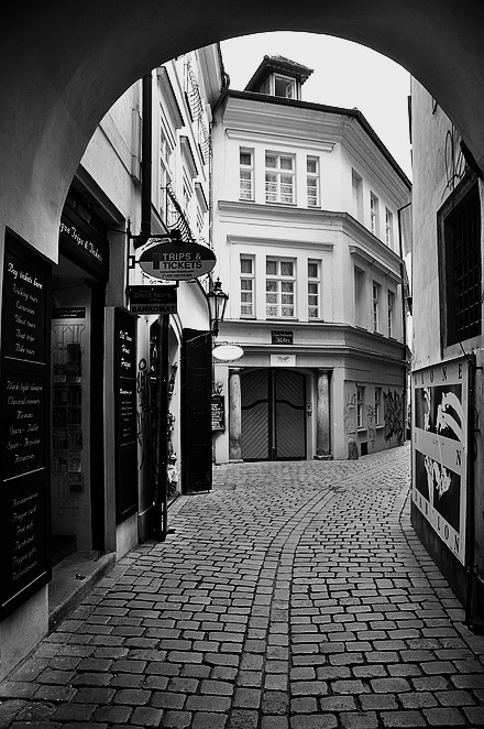 photo "Дом и проход" tags: black&white, Prag, Prague, Praha