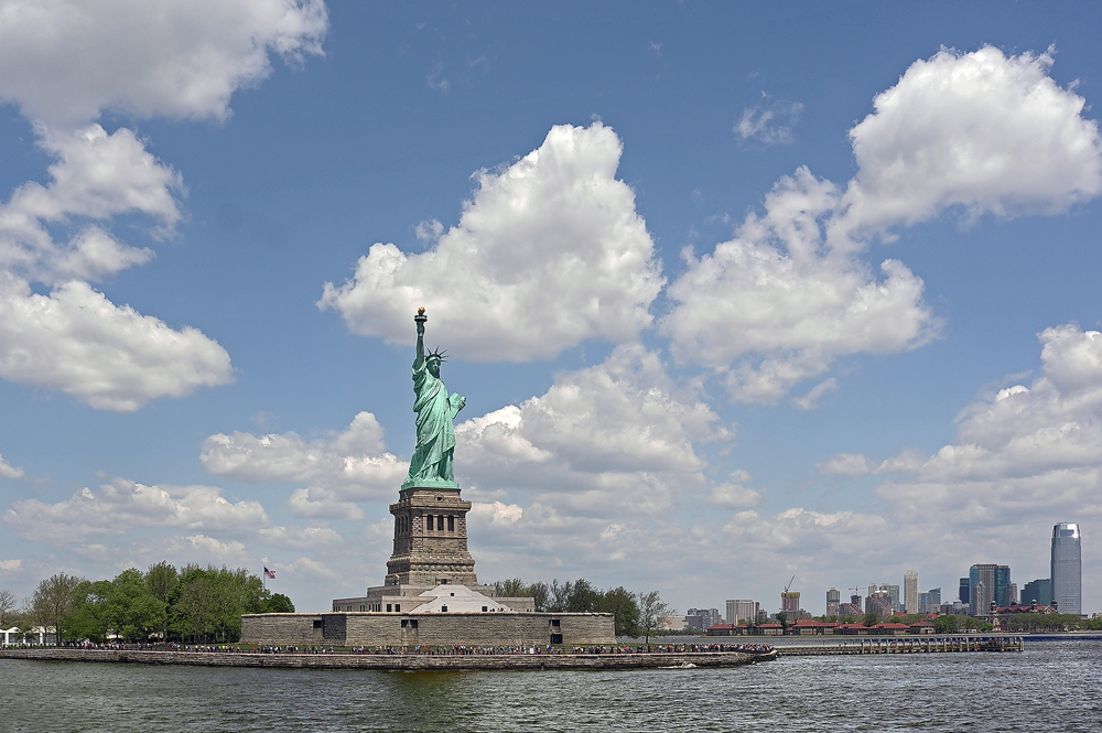 фото "Статуя на фоне новостроек" метки: пейзаж, архитектура, путешествия, Нью-Йорк