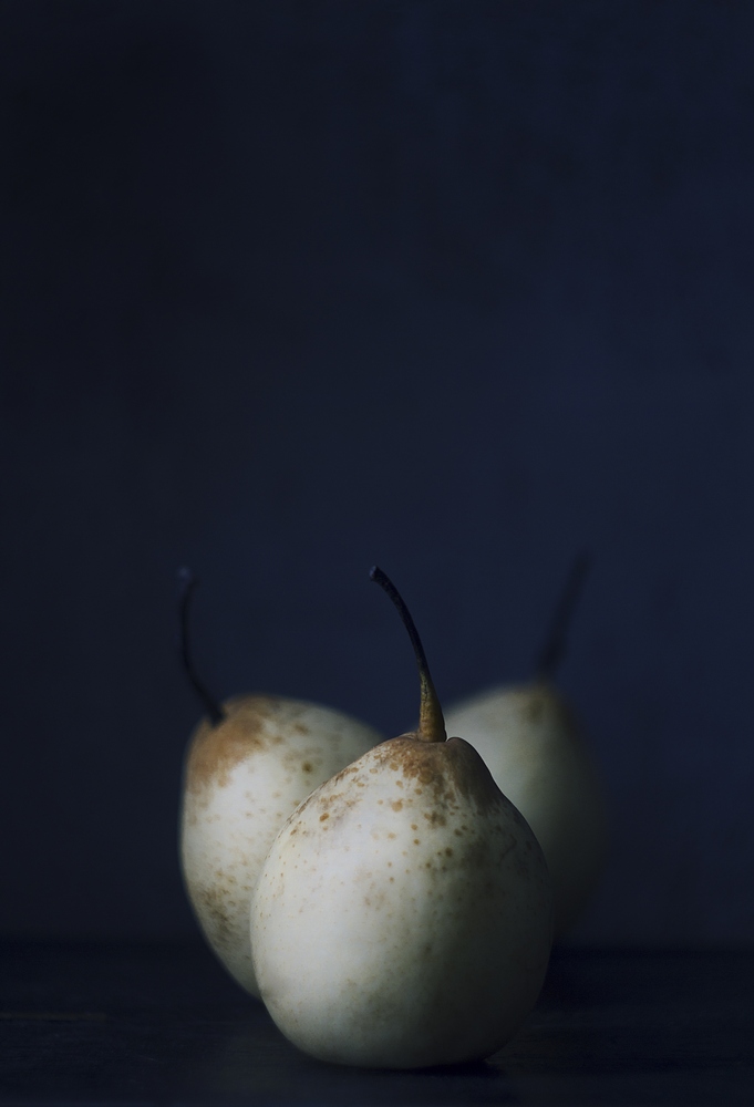 photo "Pear etude" tags: , Russia, canon, colour, stillife, гилиос, груши, еда, капитонова, красиво, синий, сладкое, фото, фотография, фотонатюрморт