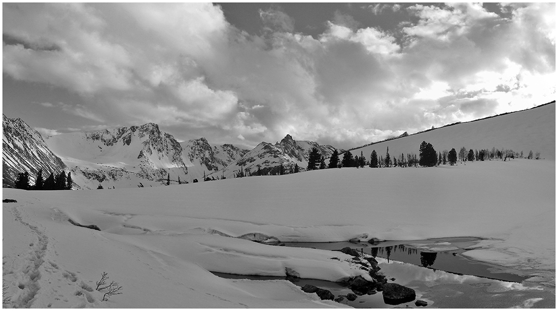 photo "***" tags: landscape, black&white, nature, Asia, clouds, forest, light, mountains, road, sky, snow, winter, Золотая долина, Кузнецкий Алатау, Хакасия, монохром, сибирь, туризм