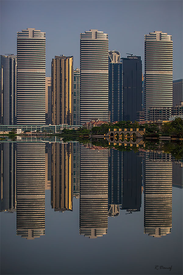 photo "Reflections" tags: architecture, city, 