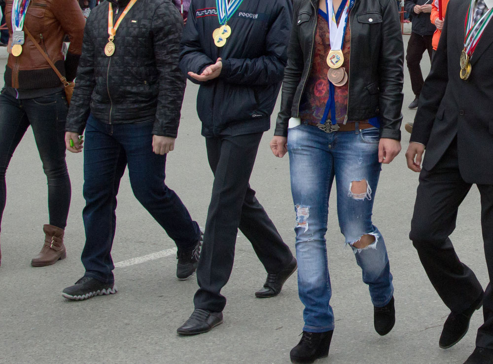 фото "парад чемпионов" метки: репортаж, спорт, юмор, брюки, дыры, медали, ноги