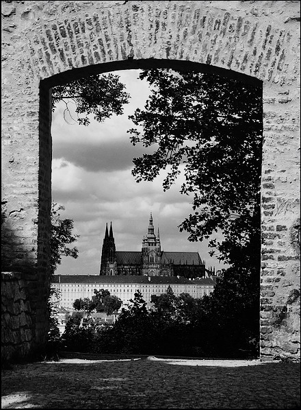 photo "Пражский Град и ворота" tags: architecture, black&white, Prag, Prague, Praha