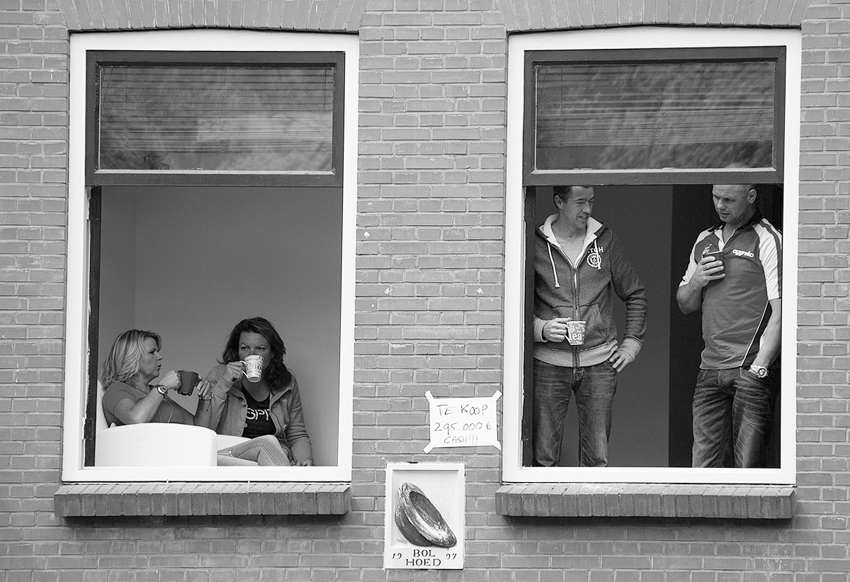 photo "girls talk - boys talk (295.000 in cash)" tags: street, 
