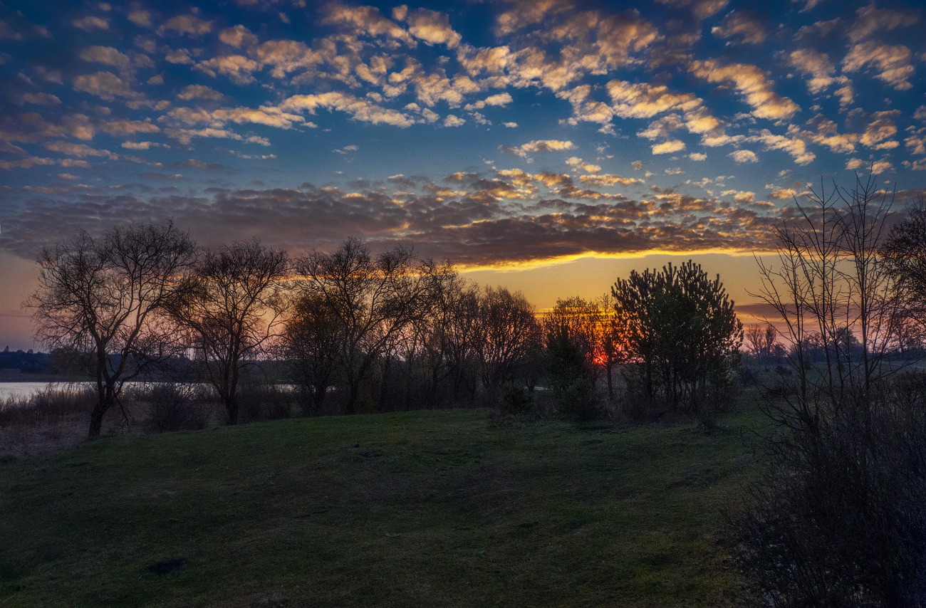 photo "About how the sun has risen ..." tags: landscape, nature, panoramic, clouds, grass, lake, sky, sun, sunrise, Восход, лучи, тучи