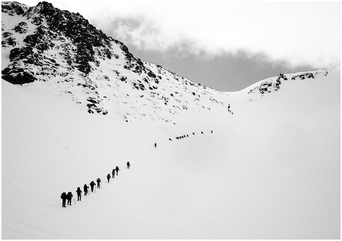 photo "***" tags: black&white, travel, genre, Asia, mountains, road, sky, winter, перевал, сибирь, туризм