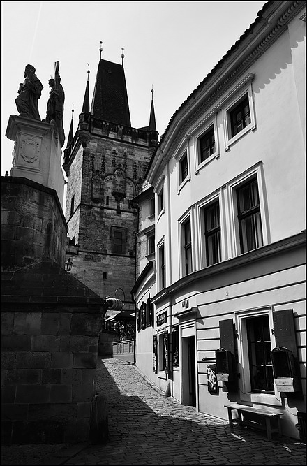 photo "Статуи, башня и дом" tags: black&white, architecture, Prag, Prague, Praha