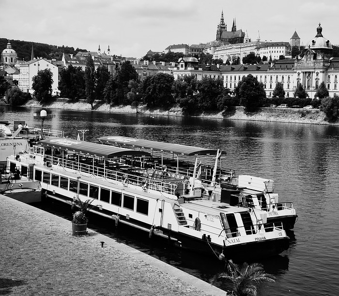 photo "Градчаны и пароходы" tags: black&white, Prag, Prague, Praha