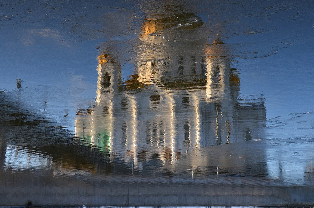 photo "***" tags: misc., Moscow, river, spring, temple, лед, отражение